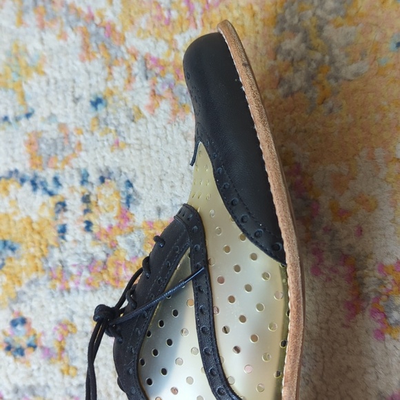 Stuart Weitzman Dandy Polka Dot Perforated Leather Wingtip Oxfords Black 8.5 - Picture 10 of 15